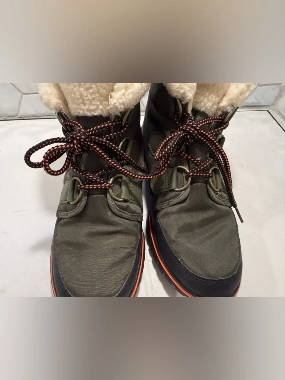 Sorel Woman’s Explorer Carnival Sz 7 Khaki Green Waterproof Fleece Lining Laces